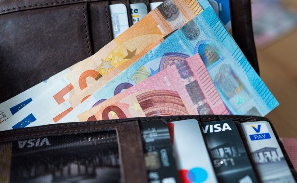 Cash-loving Germans warm to card and phone payments: survey Cash-loving Germans warm to card and phone payments: survey