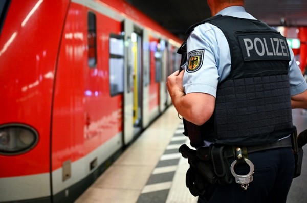 2 die riding on roof of suburban Berlin train 2 die riding on roof of suburban Berlin train