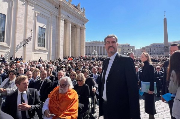 German state Premier slammed over selfie at Pope Francis' funeral German state Premier slammed over selfie at Pope Francis' funeral