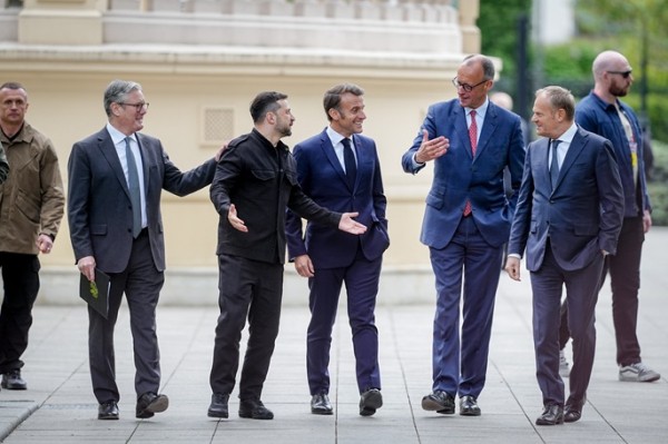 European leaders warn Putin to back truce or face punishment European leaders warn Putin to back truce or face punishment