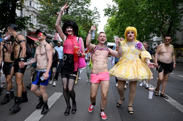 Berlin celebrates Pride, 6 held headed for counter rally Berlin celebrates Pride, 6 held headed for counter rally