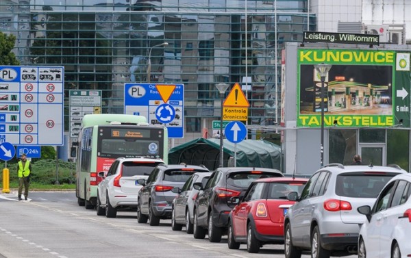 Poland extends border controls with Germany until Oct 4 Poland extends border controls with Germany until Oct 4