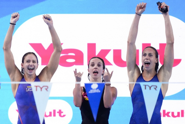 US smashes world record to win women's 4x100m medley relay at WC US smashes world record to win women's 4x100m medley relay at WC