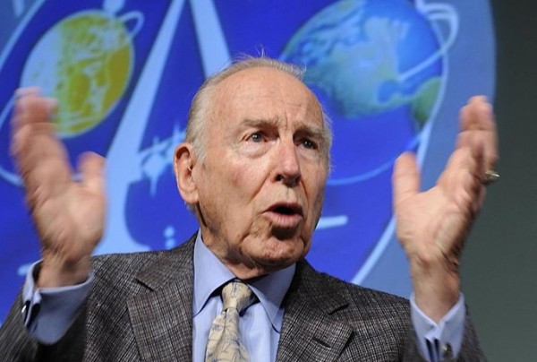 Apollo 13 moon mission leader James Lovell dies Apollo 13 moon mission leader James Lovell dies