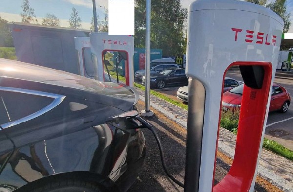 Tesla investigated for potentially faulty door handles Tesla investigated for potentially faulty door handles