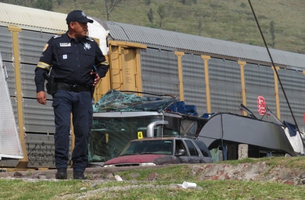 10 dead, over 40 injured after double-decker hit by train in Mexico 10 dead, over 40 injured after double-decker hit by train in Mexico