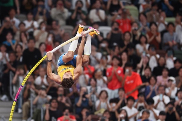 Duplantis breaks pole vault world record for 14th time Duplantis breaks pole vault world record for 14th time
