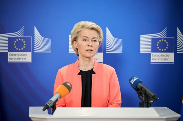 EU chief survives 2 no-confidence votes EU chief survives 2 no-confidence votes