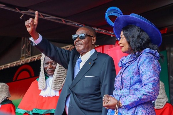 Malawian president abolishes school fees, pledges to end hunger Malawian president abolishes school fees, pledges to end hunger