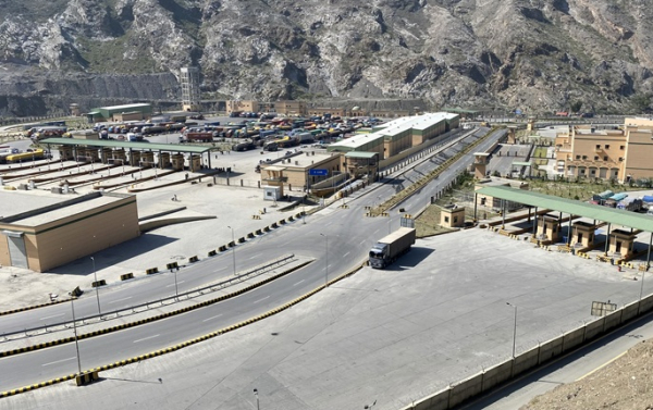 Clashes erupt between Afghan, Pakistani forces along border Clashes erupt between Afghan, Pakistani forces along border