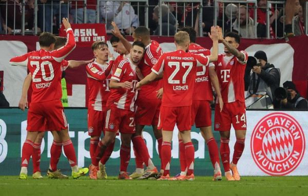 Bayern hit 8 against Wolfsburg, Gladbach four against Augsburg Bayern hit 8 against Wolfsburg, Gladbach four against Augsburg