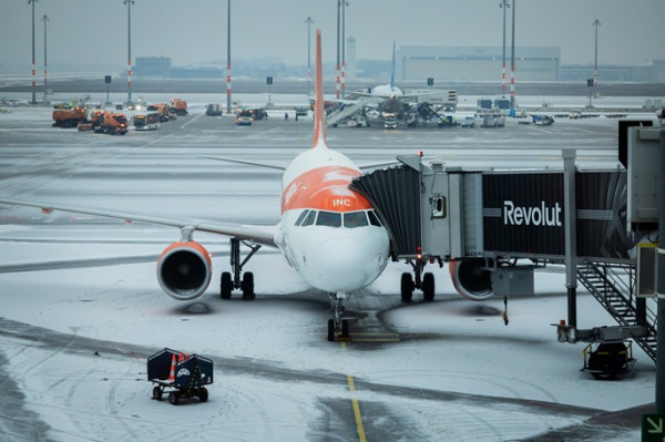 Flights slowly resume at Berlin airport as ice disrupts travel Flights slowly resume at Berlin airport as ice disrupts travel