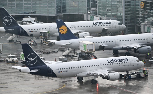 German airport, airline apologize after 600 spend night on planes German airport, airline apologize after 600 spend night on planes