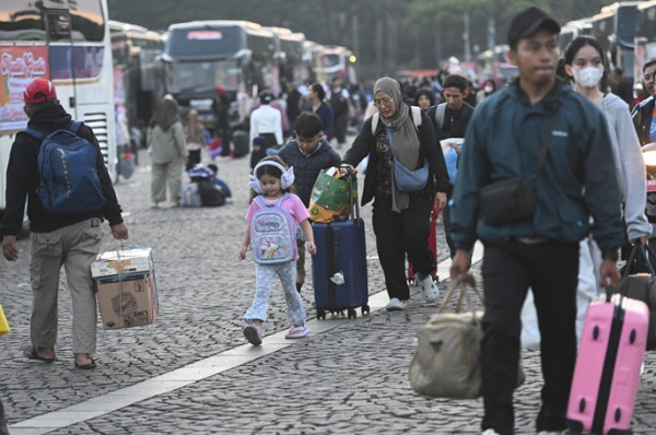 32-km traffic jam in Bali kills 1, leaves dozens fainting 32-km traffic jam in Bali kills 1, leaves dozens fainting